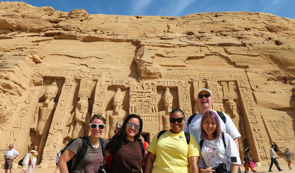 A JWU group in front of an Egyptian pyramid.