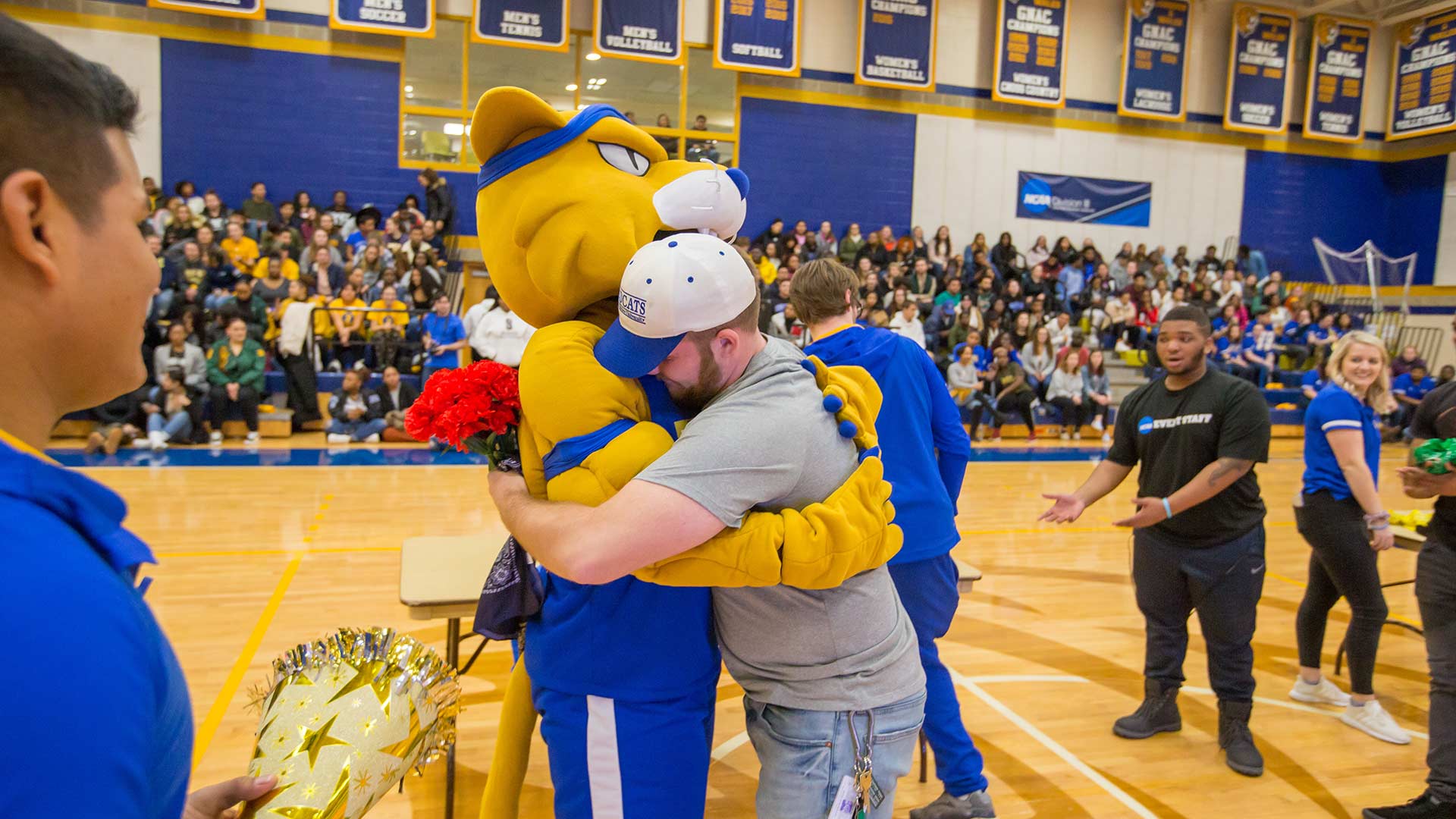 A student embraces Wildcat Willie