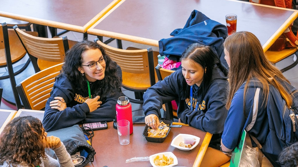 group of girls eating lunch at orientation