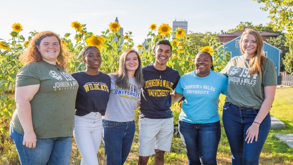 jwu students take a group picture 