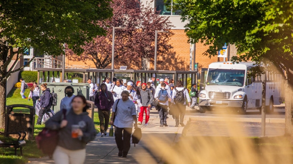 students walking on and off wildcat wheels 