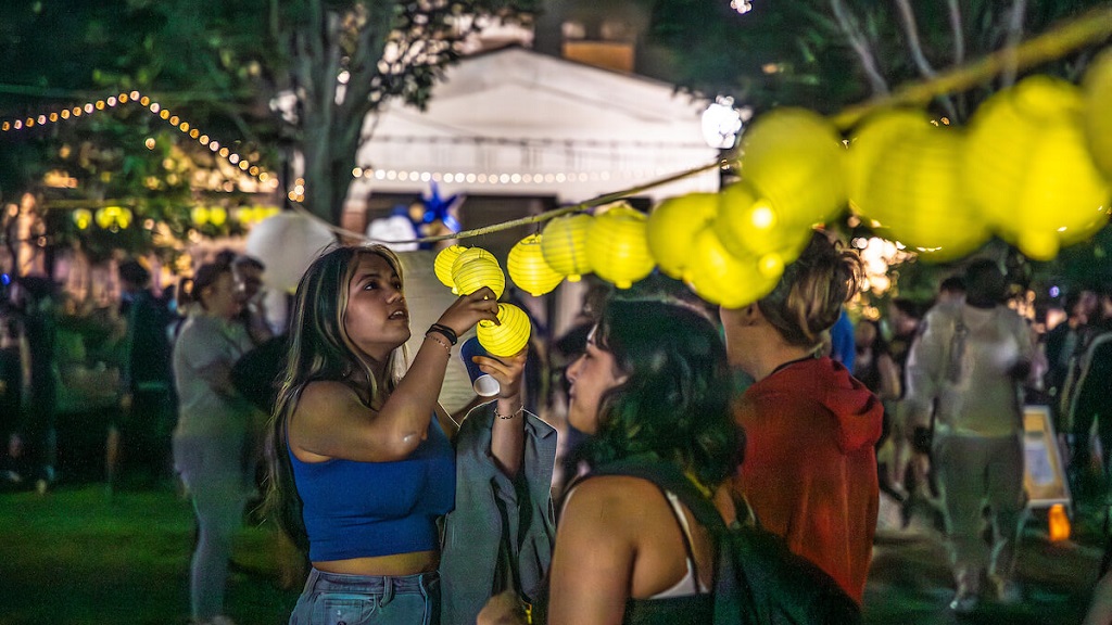 jwu students hanging lanterns