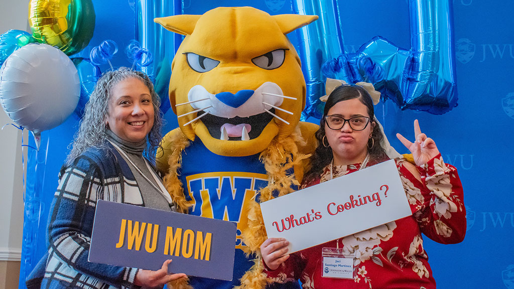 A family and Willie the Wildcat