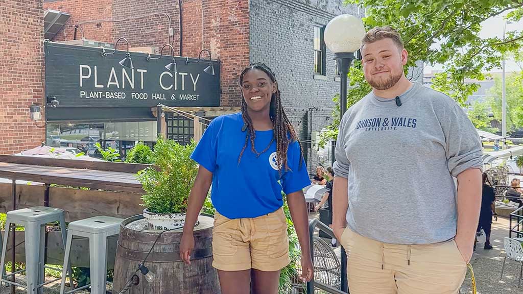 Regina Ware ’27 and Gavin Hoy ’27 get ready to enjoy vegan fare at Plant City.