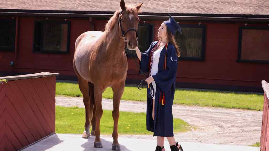 Julia Shiels '24 with her favorite horse.